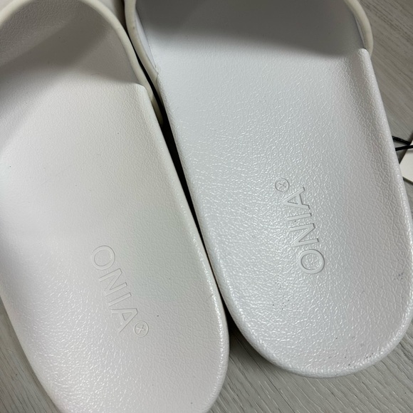 Onia Men’s Pool Slides. - Picture 3 of 4
